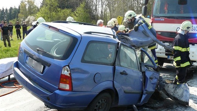 Následky tragické nehody u Boru na Tachovsku, kde po sráce osobního auta s nákladním zemel 23letý idi