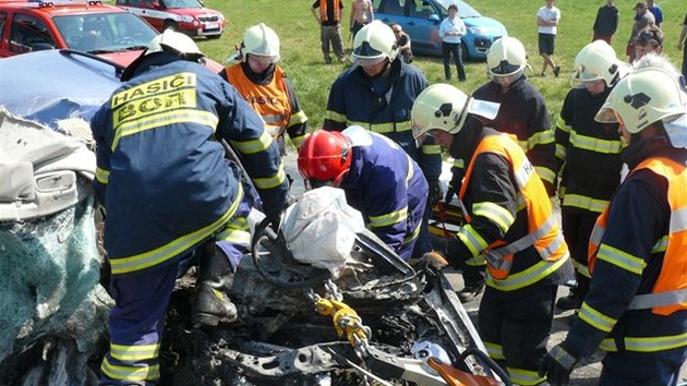 Následky tragické nehody u Boru na Tachovsku, kde po sráce osobního auta s nákladním zemel 23letý idi
