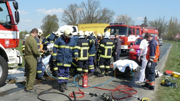 Následky tragické nehody u Boru na Tachovsku, kde po sráce osobního auta s nákladním zemel 23letý idi