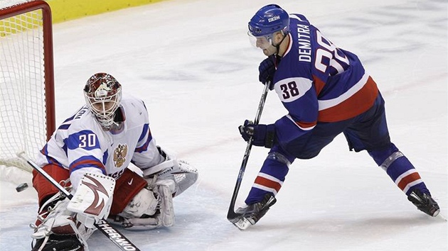JE ROZHODNUTO. Pavol Demitra p�ekonává Ilju Bryzgalova a rozhoduje o vít�zství Slovenska nad Ruskem v nájezdech.