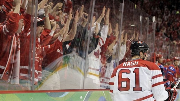 DIVÁCI JSOU VE VARU. Kanadský úto�ník Rick Nash práv� dal gól ve �tvrtfinále Rusku a spolu s ním slaví i diváci v Canada Hockey Place.