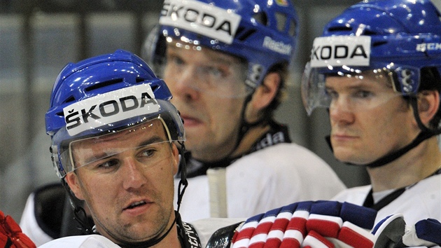 TRÉNINK. �e�tí hokejisté se radí na tréninku p�ed zápasem s Kanadou.