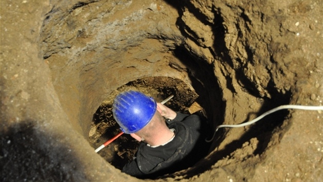 P�i pr�zkumu stavení v Knínicích u Boskovic na�li archeologové jámu, která mohla slou�it jako vesnická chladni�ka