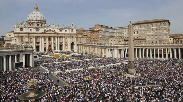 Svatopetrské námstí ve Vatikánu zaplnily tisíce vících (24. dubna 2011)