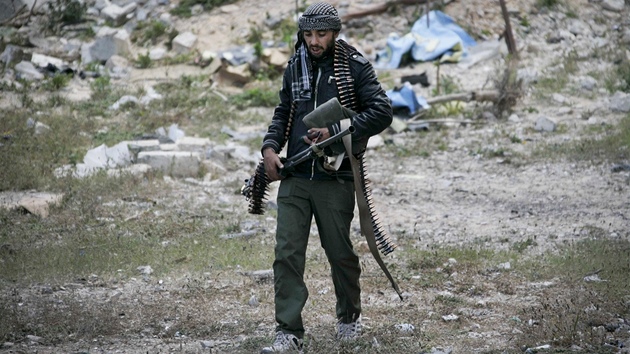 Libyjský rebel v boji poniené Misurát (23. dubna 2011)