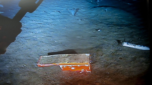 Pátrací týmy objevily schránku �erných sk�ín�k (27. dubna 2011)