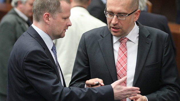 Nový rektor Masarykovy univerzity Mikuláš Bek (vpravo se svým předchůdcem Petrem Fialou. (26. duben 2011)