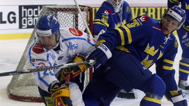 SNOKA. Fin Petteri Nokelainen se dere za pukem, brání ho Carl Gunnarsson. 