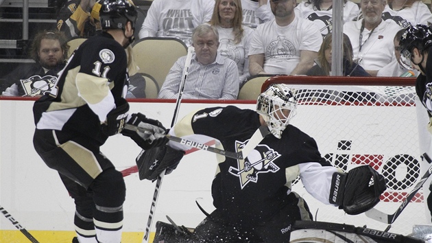 Branká Pittsburghu Brent Johnson neproil povedený zápas. na obrázku na jeho branku míí Steven Stamkos. 