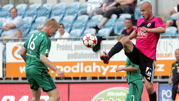 TROUFNE SI? Tomá Stráský z eských Budjovic odkopává mí ze vzduchu, Pavel Ricka z Píbrami jako by váhal, jestli má do souboje jít.