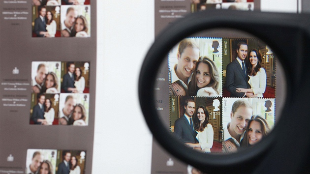 Svatební šílenství. Na snímku památeční známky budoucích manželů prince Williama a Kate Middletonové (21. dubna 2011)