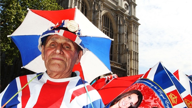 Fanouci britské královské rodiny u stanují ped Westminsterským opatstvím (27. dubna 2011) 
