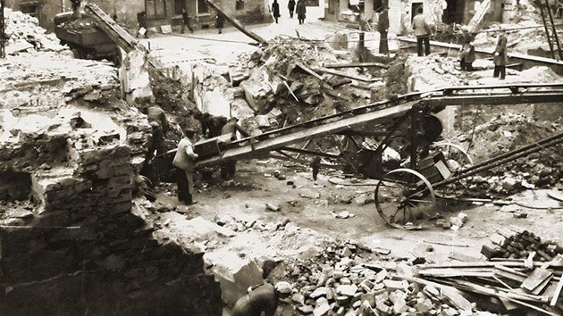 Dům, kde na dnešním Mírovém náměstí sídlilo ústecké řeznictví Houdek, zůstal po bombardování stát. Přesto v něm našlo smrt 17 lidí.