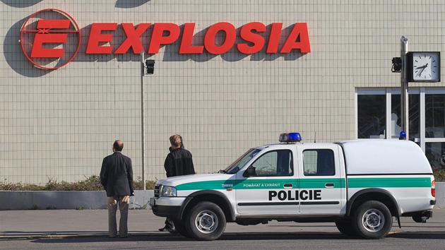 Policisté ped areálem chemiky Explosia v Pardubicích-Semtín. (20. dubna 2011)