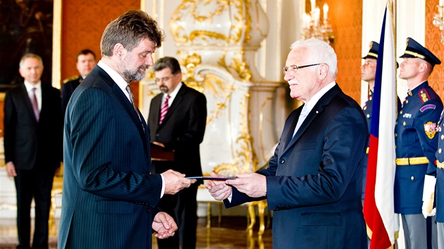 Prezident Václav Klaus jmenuje nového ministra vnitra Jana Kubiceho. (21. dubna 2011)