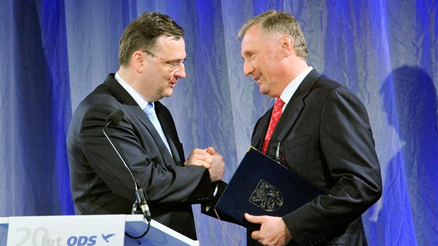 Já svým nástupc�m nebudu okopávat kotníky, komentoval premiér a p�edseda ODS Petr Ne�as rozhovor Mirka Topolánka pro MF DNES.