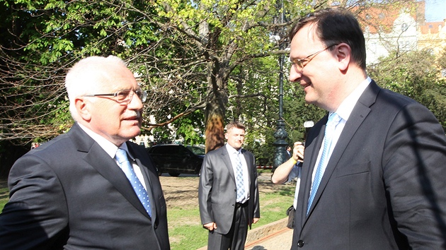 Prezident Václav Klaus dorazil na oslavu dvacátin ODS. P�ed �leny strany mluvil o tom, �e k vládní krizi p�isp�l mocenský souboj r�zných skupin ve stran�. V��í, �e vládní krize ale u� skon�ila.