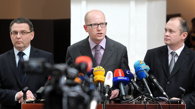 Lubomr Zaorlek, Bohuslav Sobotka a Michal Haek na tiskov konferenci po jednn poslaneckho klubu SSD. (26. dubna 2011)