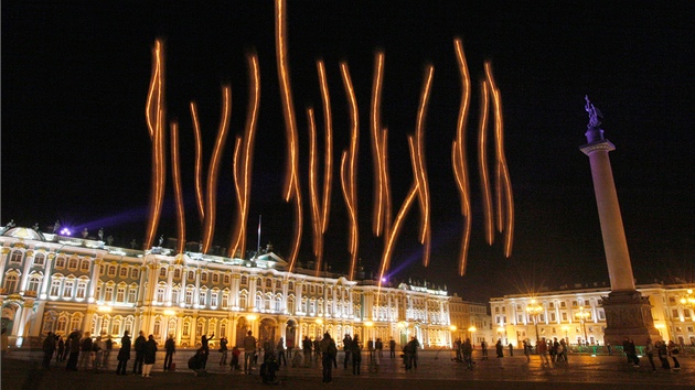 25 luceren stoupá k nonímu nebi u paláce v ruském Petrohrad. (26. dubna 2011)