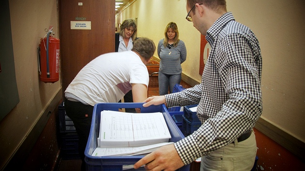 Zamstnanec Státního fondu ivotního prostedí s pepravkami plnými dopis k Zelené úsporám na pot v Praze na Pankráci (28. dubna 2011)