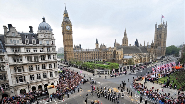 Okolí budovy britského Parlamentu lemují stovky fanouk, kteí chtjí spatit svatební prvod. (29. dubna 2011)