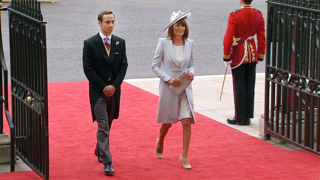 Oficiální snímek královské rodiny (vpravo je rodina Middletonových).