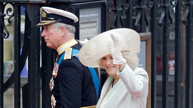 Princ Charles s manelkou Camillou picházejí do Westminsterského opatství. (29. dubna 2011)