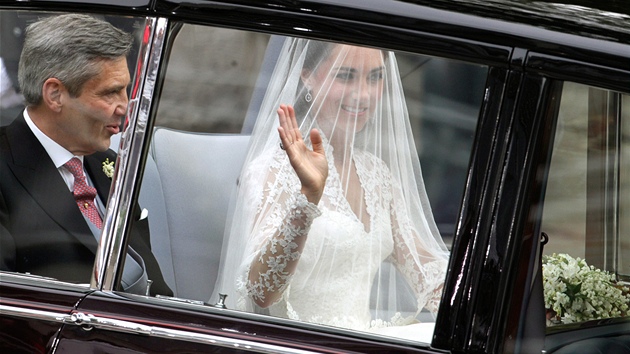 Kate Middletonová ve svatebních atech odjídí se svým otcem Michaelem Middletonem do Westminsterského opatství. (29. dubna 2011)