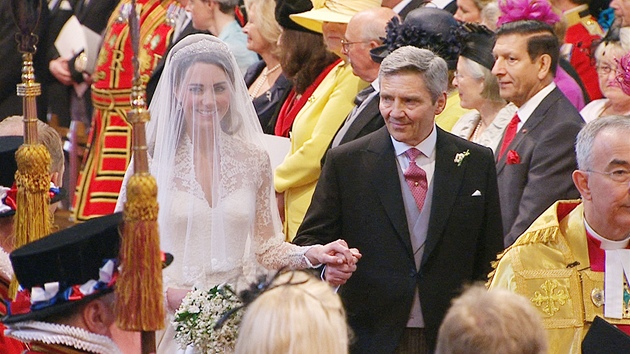 Michael Middleton pivd svou dceru Kate Middletonovou ke svatebnm obadu ve...