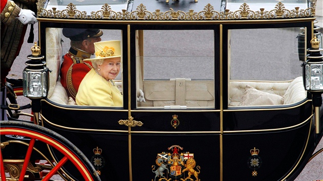 Britská královna Albta II. a princ Philip odjídjí koárem z Westminsterského opatství. (29. dubna 2011)