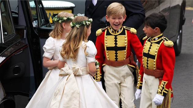 Druiky a drubové na svatb prince Williama a Kate Middletonové byly dti píbuzných nebo blízkých pátel. Nechybla mezi nimi malá lady Louise Windsorová, dcera prince Edwarda.  (29. dubna 2011)