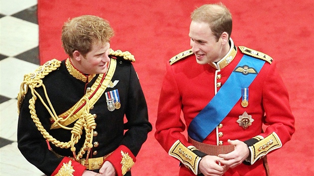 Princ Harry a princ William kráejí po erveném koberci uvnit Westminsterského...