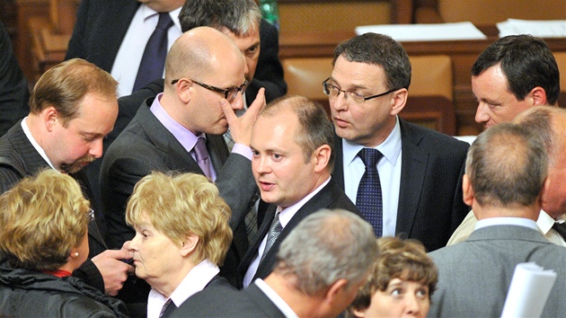 Hlouek debatujících poslanc SSD v Poslanecké snmovn. (26. dubna 2011)