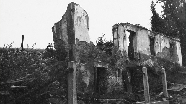 Poničená budova v Dobroslavicích po přechodu fronty.