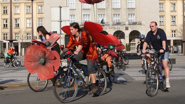 Desítky cyklist ve stedu vyrazily od ostravské radnice na Velkou jarní cyklojízdu.