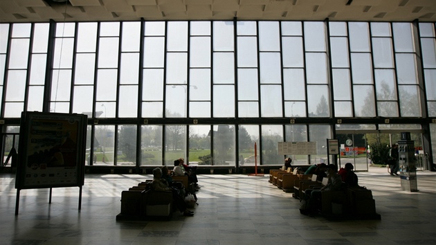 Vestibul vlakového nádraží v Havířově. (2011)