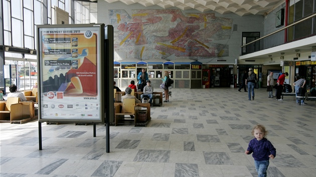 Vestibul nádraí v Havíov vskutku nezape dobu vzniku. (2011)