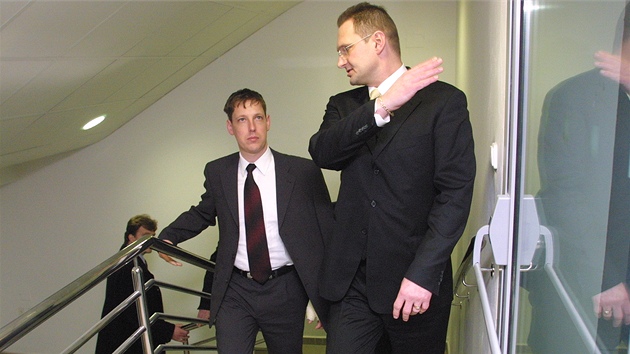 Ivo Mocek v roce 2004 provádl tehdejího premiéra Stanislava Grosse EZ Arénou.