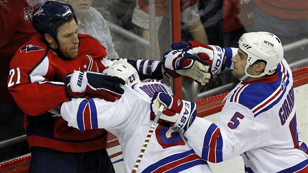 MARNÁ AGRESE. Hrái newyorských Rangers Chris Drury a Dan Girardi (. 5) zle dotírají na Brookse Laiche, ale je to dílem jejich vzteku a bezmoci. Washington postoupil do dalího kola play-off. 