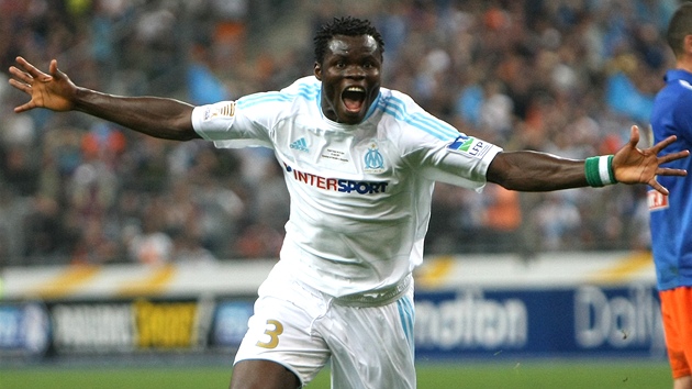 FALE�NÝ ZP�V. Takhle se Taye Taiwo Ismaila z Olympique Marseille radoval na h�i�ti, zato pozd�j�í oslavy zisku Ligového poháru mu p�inesly nep�íjemnosti.