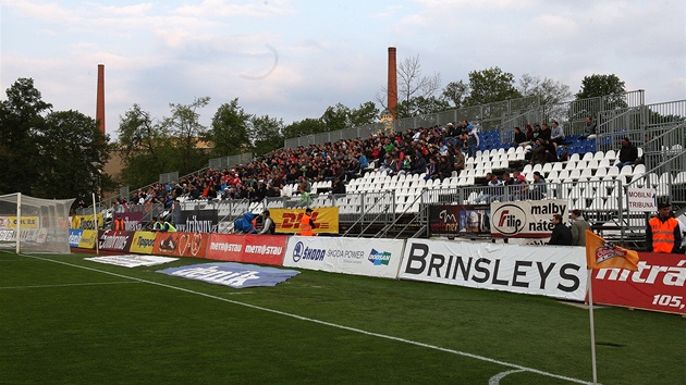 K FOTBALU BLÍ. Montované tribuny se na plzeském stadionu ve truncových sadech objevily poprvé v zápase proti Slavii. Pln obsazeny nebyly, ale ke sblíení ásti publika s hrái napomohly.