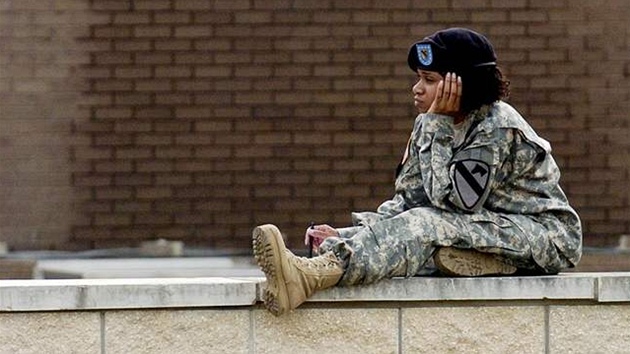 Americká vojačka po střelbě ve Fort Hood v Texasu (5. listopadu 2009)