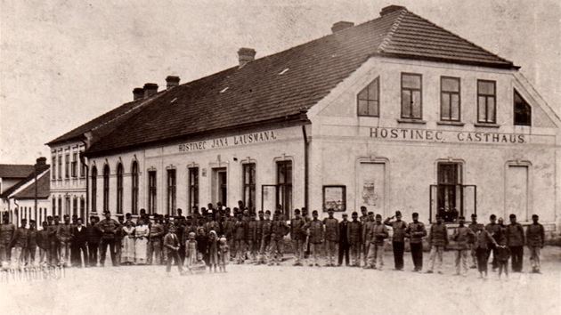 Vojáci rakouské armády ped hostincem v roce 1914