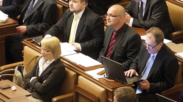 Kv�li mimo�ádné sch�zi Sn�movny neschválili zatím poslanci zm�nu zasedacího po�ádku. Poslanci VV se tak museli smí�it s tím, �e sedí v jedné lavici s odpadlíky. Jaroslav �kárka sed�l mezi Josefem Novotným a Martinem Vackem.