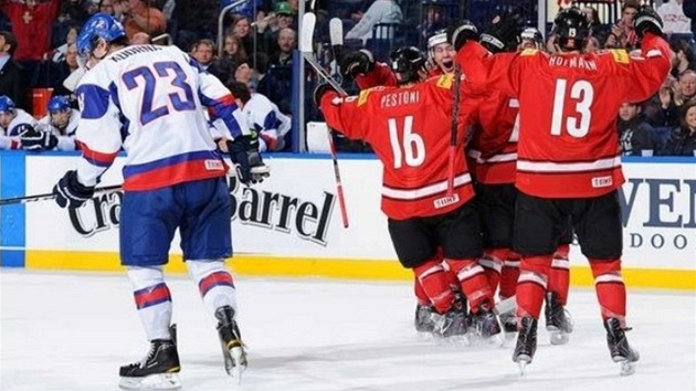 Slováci smutní, Švýcaři se radují. I tenhle obrázek už může být pro současný mládežnický hokej typický | foto: IIHF 