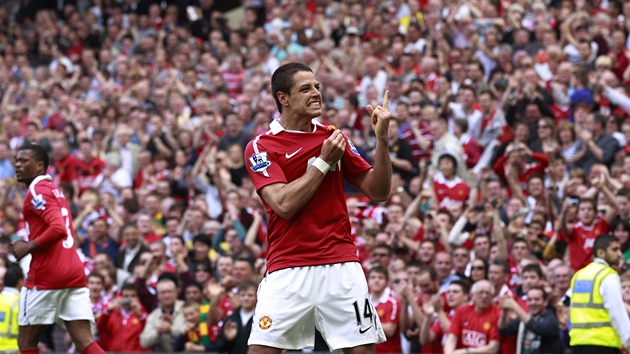 St�elec Manchesteru United, mexický úto�ník Javier Hernandez se spolu s davy fanou�k� raduje z branky do sít� Evertonu.