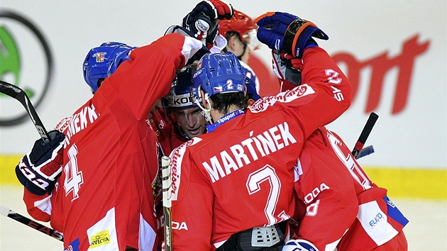 JE TO TAM! ZASE! Domácí ei na eských hokejových hrách neekan snadno pehráli v repríze finále posledního mistrovství svta Rusy.