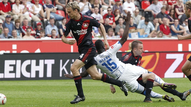 Michal Kadlec z Leverkusenu (vpravo) vstelil do sít Hoffenheimu krásnou branku a také úspn bránil. Jako zde Peniela Mlapu. Vpravo utíká za míem Kadlecv spoluhrá Sami Hyypiae.