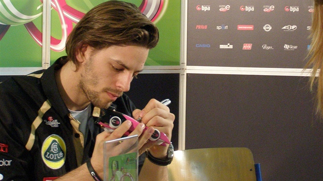 Závodník Jan Charouz podepisuje formuli hradeckých student