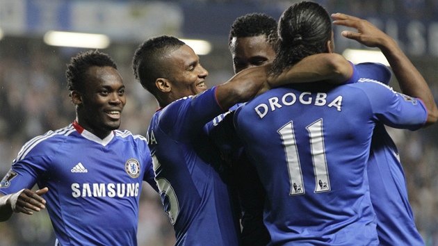 Fotbalisté Chelsea se radují: zleva Essien, Malouda, Mikel, Drogba